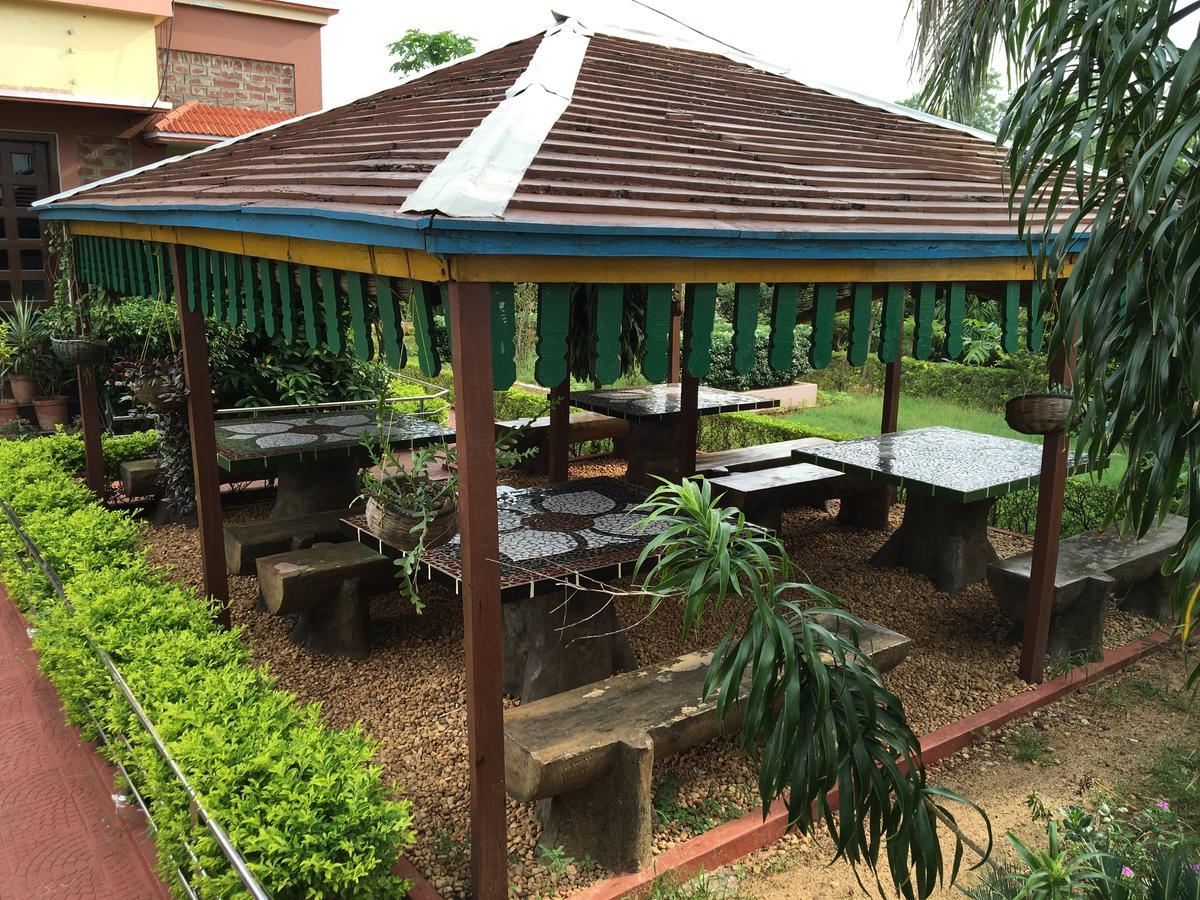 Whispering Woods Inn Bolpur Exterior foto